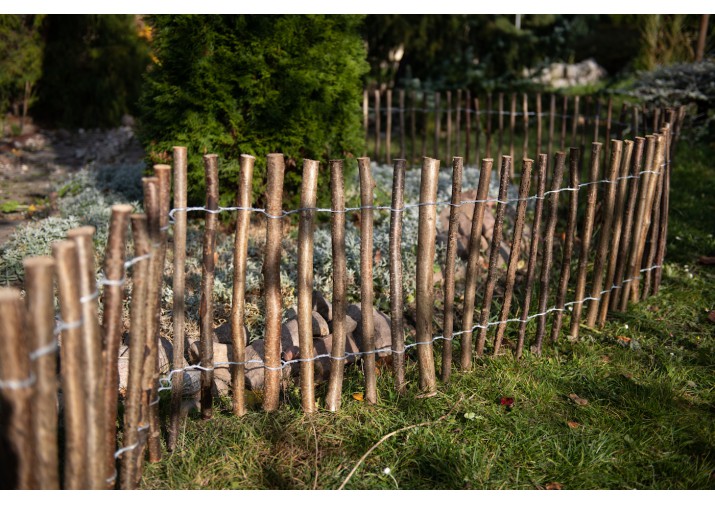 Staketenzaun mit Pfosten aus Haselnuss mit Rinde Höhe 35cm Länge 5m