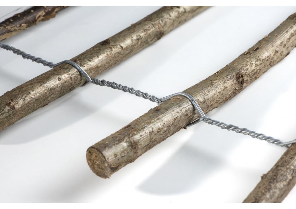Staketenzaun mit Pfosten aus Haselnuss mit Rinde Höhe 35cm Länge 5m